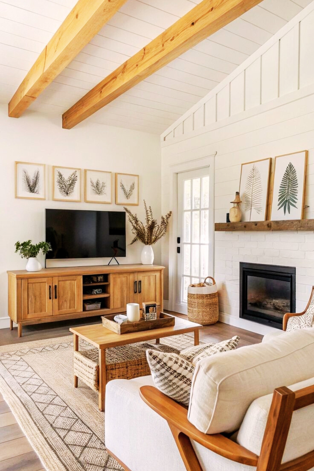 Farmhouse small living room with Wooden Beam Ceiling